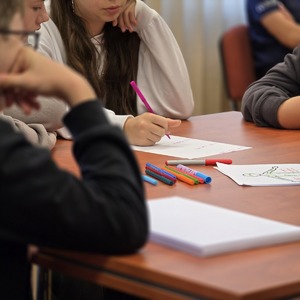 zdjęcie przedstawia uczniów podczas warsztatów