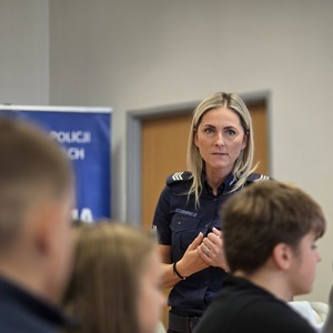 zdjęcie przedstawia policjantkę rozmawiającą z uczniami