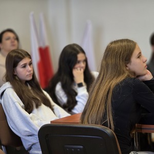 zdjęcie przedstawia uczniów podczas warsztatów