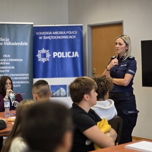 zdjęcie przedstawia policjantkę rozmawiającą z uczniami