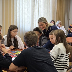 zdjęcie przedstawia policjantkę rozmawiającą z uczniami