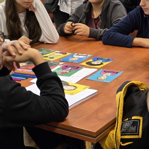 zdjęcie przedstawia uczniów podczas warsztatów