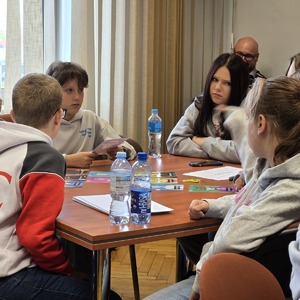 zdjęcie przedstawia uczniów podczas warsztatów