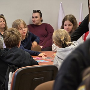 zdjęcie przedstawia uczniów podczas warsztatów