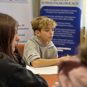 zdjęcie przedstawia uczniów podczas warsztatów