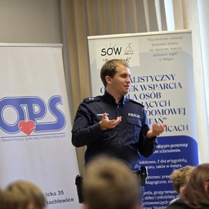 zdjęcie przedstawia policjanta rozmawiającego z uczniami