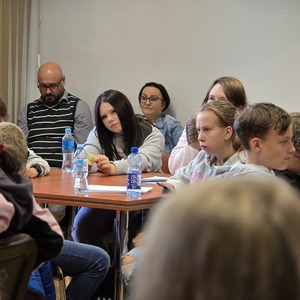 zdjęcie przedstawia uczniów podczas warsztatów