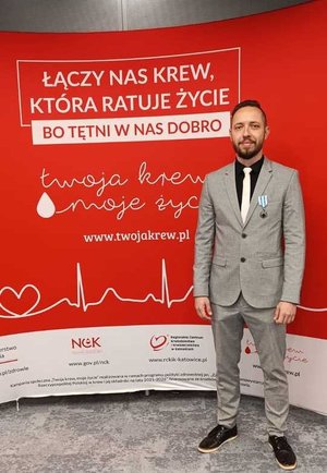 zdjęcie przedstawia policjanta z medalem