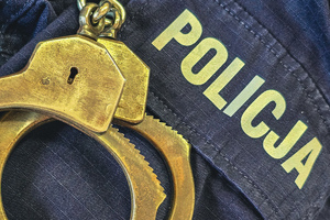 kajdanki leżące na mundurze