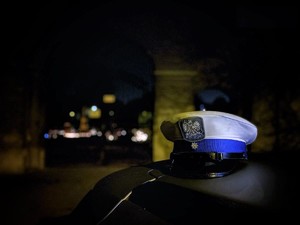 zdjęcie przedstawia czapkę policyjną na dachu radiowozu