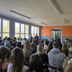 zdjęcie przedstawia policjantkę i przedstawicielkę przystani rozmawiających z uczniami