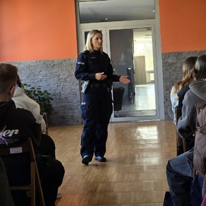 zdjęcie przedstawia policjantkę i przedstawicielkę przystani rozmawiających z uczniami
