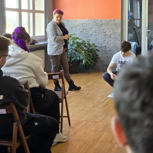 zdjęcie przedstawia policjantkę i przedstawicielkę przystani rozmawiających z uczniami