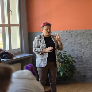 zdjęcie przedstawia policjantkę i przedstawicielkę przystani rozmawiających z uczniami