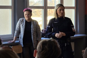 zdjęcie przedstawia policjantkę i pracownika przystani