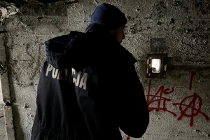 zdjęcie przedstawia dzielnicowego kontrolującego pustostan