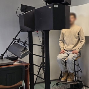 zdjęcie przedstawia mężczyznę który siedzi na krześle u technika kryminalistyki