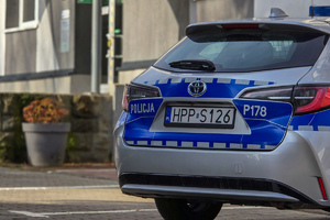 zdjęcie przedstawia radiowóz na tle komendy