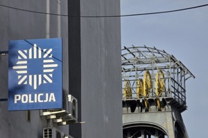 zdjęcie przedstawia tablicę policja na tle wieży