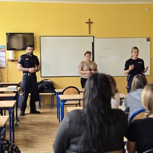 zdjęcie przedstawia policjantkę, strażnika miejskiego i przedstawicielkę przystani