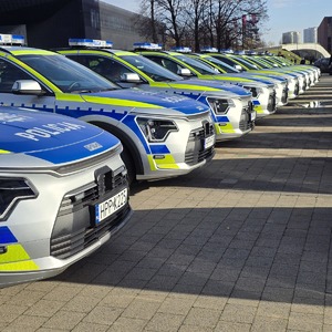 zdjęcie przedstawia radiowozy ustawione pod spodkiem