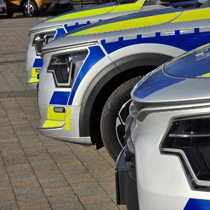 zdjęcie przedstawia radiowozy ustawione pod spodkiem