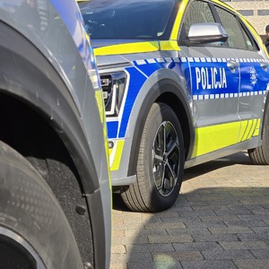 zdjęcie przedstawia radiowozy ustawione pod spodkiem