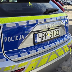 zdjęcie przedstawia tylną klapę radiowozu