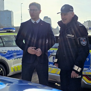 zdjęcie przedstawia komendanta i prezydenta podczas przekazania radiowozów