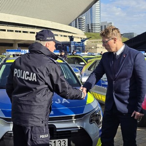 zdjęcie przedstawia komendanta i prezydenta podczas przekazania radiowozów