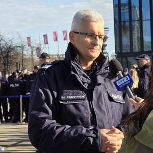 zdjęcie przedstawia komendanta wojewódzkiego podczas udzielania wywiadu