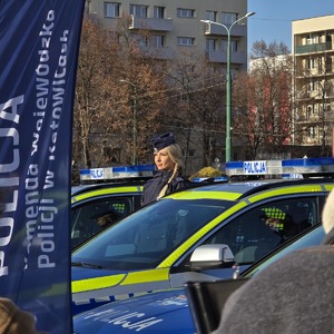 zdjęcie przedstawia policjantkę przy radiowozie