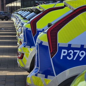 zdjęcie przedstawia radiowozy ustawione pod spodkiem