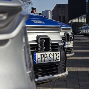 zdjęcie przedstawia radiowozy ustawione pod spodkiem