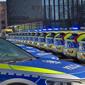 zdjęcie przedstawia radiowozy ustawione pod spodkiem