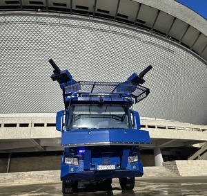 zdjęcie przedstawia pojazd policyjny z armatkami wodnymi