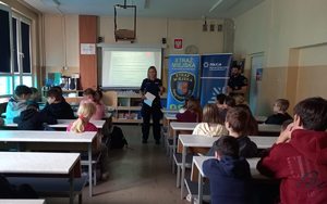 zdjęcie przedstawia policjantkę na spotkaniu profilaktycznym w szkole