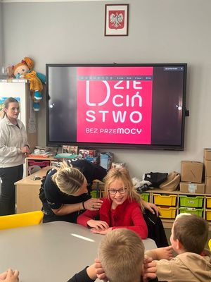 zdjęcie przedstawia uczniów podczas spotkania z policjantką