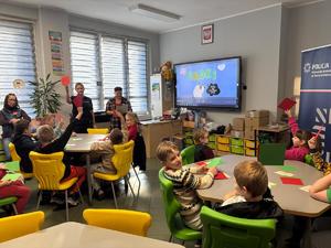 zdjęcie przedstawia uczniów podczas spotkania z policjantką