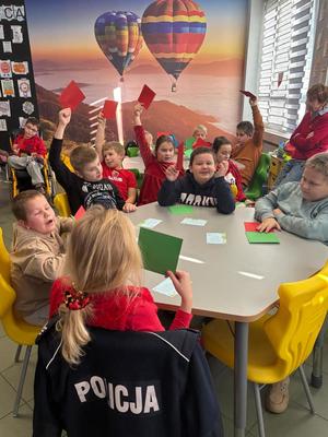 zdjęcie przedstawia uczniów podczas spotkania z policjantką