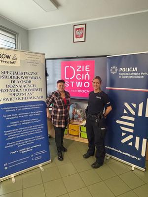 zdjęcie przedstawia policjantkę i przedstawicielkę przystani