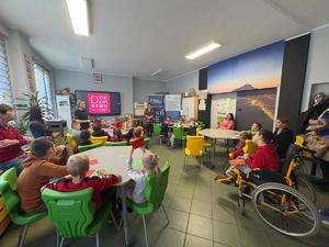 zdjęcie przedstawia uczniów podczas spotkania z policjantką