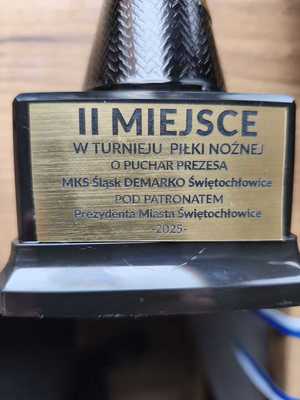 zdjęcie przedstawia tabliczkę pucharu