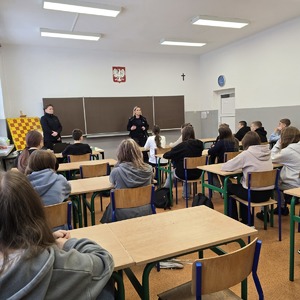 zdjęcie przedstawia policjantkę w klasie rozmawiająca z uczniami