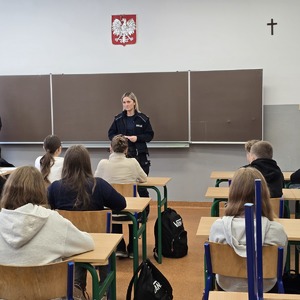 zdjęcie przedstawia policjantkę w klasie rozmawiająca z uczniami