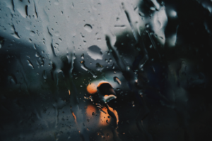 grafika przedstawia krople na szybie samochodu