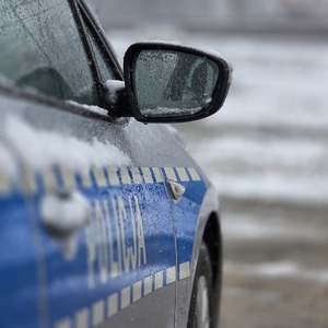 zdjęcie przedstawia radiowóz na śniegu