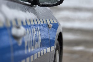 zdjęcie przedstawia radiowóz na śniegu