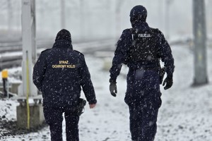 zdjęcie przedstawia policjanta i funkcjonariusza SOK przy torowisku