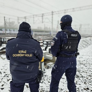 zdjęcie przedstawia policjanta i funkcjonariusza SOK przy torowisku